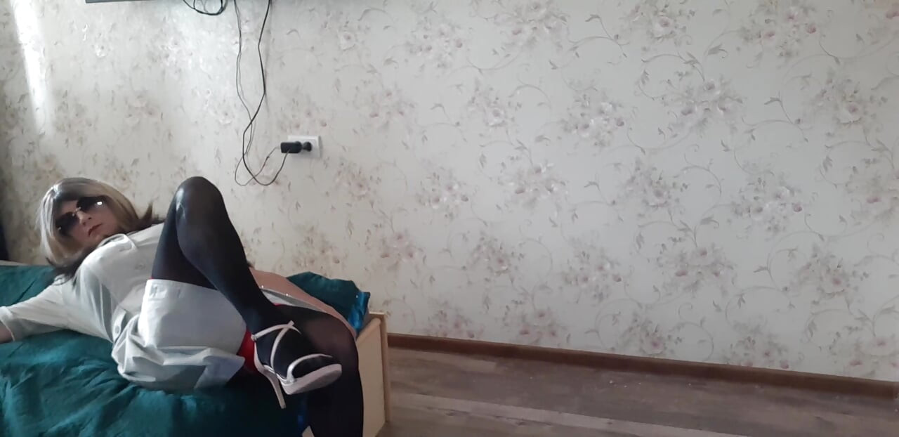 Aku pergi pergi dari sofa.