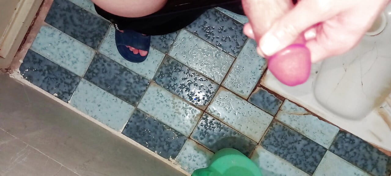 Horny solo jerk off in the toilet - ending with a hot cumshot💦