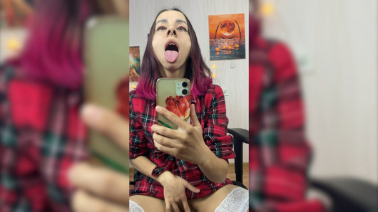 Menina safada não para de se masturbar para seu reflexo no espelho