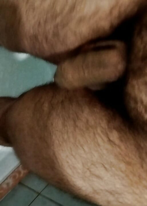 Young Gay trimming his bush