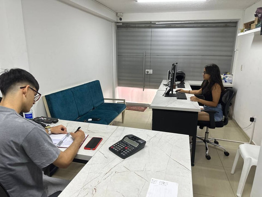 EU DOU AO MEU CHEFE UMA ÓTIMA MASSAGEM NO ESCRITÓRIO DE TRABALHO E DEPOIS DOU-LHE UM ÓTIMO BOQUETE CASEIRO E DEPOIS FODO-O