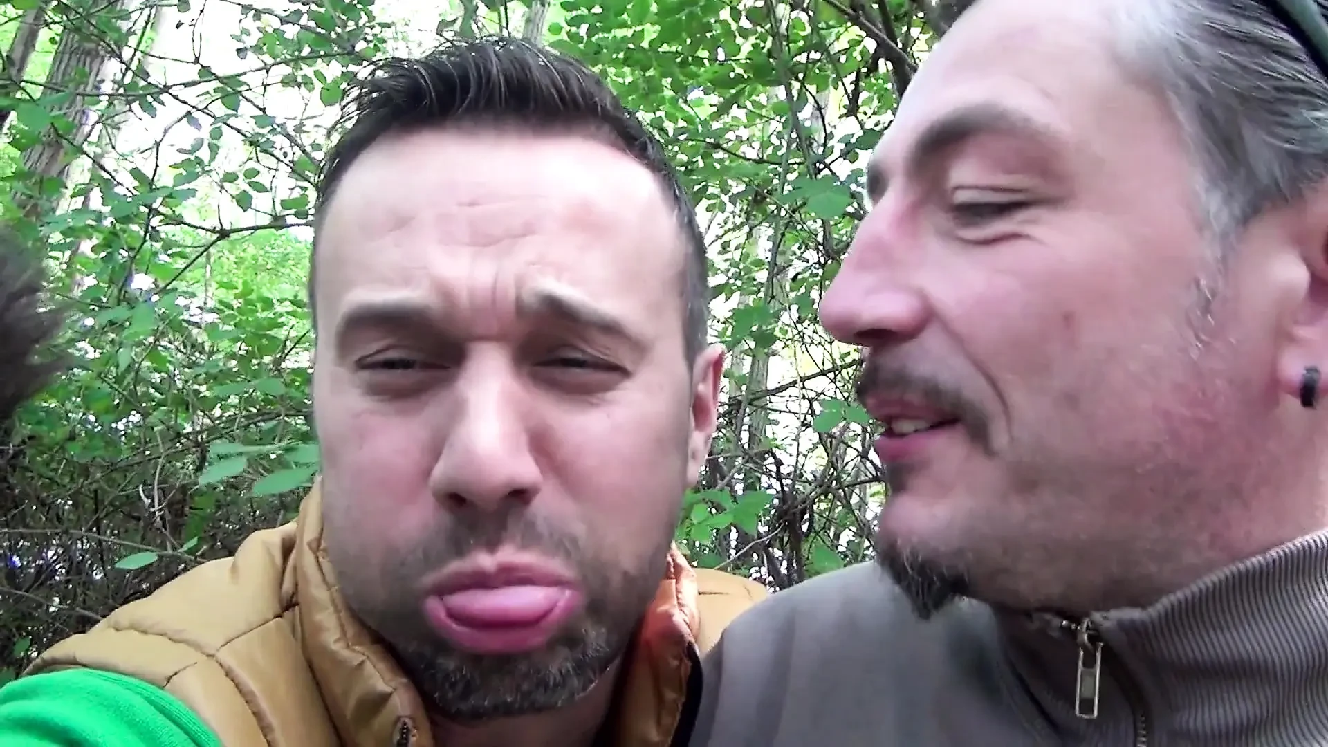 Futai anal în trei în pound cu penetrare dublă