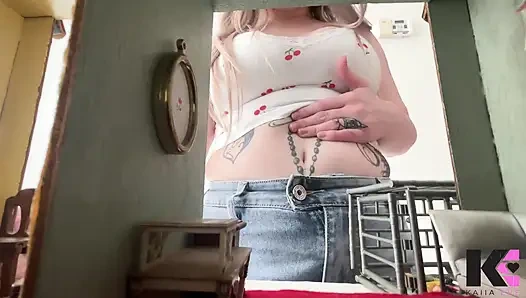 Cewek raksasa nakal ini meringis kesaksaan dan telan spermanya sampai ludes di pusarku