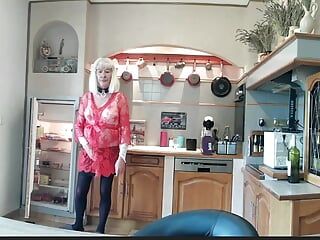 Diana la salope dans sa cuisine