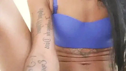 Linda Zendeya мастурбирует своим дилдо до сквирта