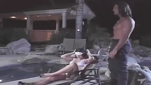 Reife schätzchen mit verbundenen augen verschlingt leidenschaft am pool