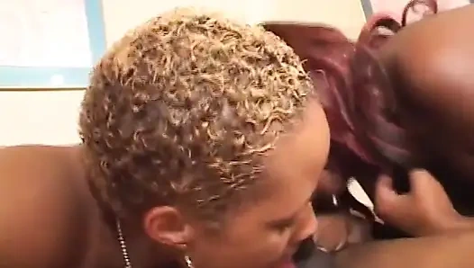 Рыжая с большой задницей, черная пухлая на большом черном члене... Черный тройничок