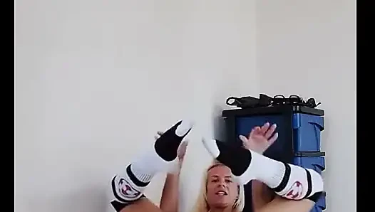 Kencing sejauh ini dan kentut dengan kaus kaki lutut