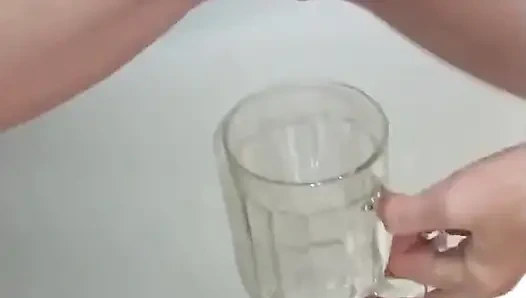 Göğüslerime çiş döküyor