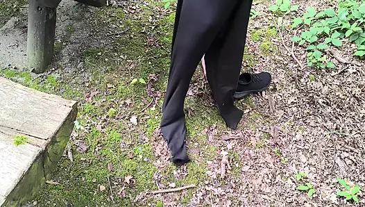 Barbekü alanında göt, memeler ve amcık kırbaçlama