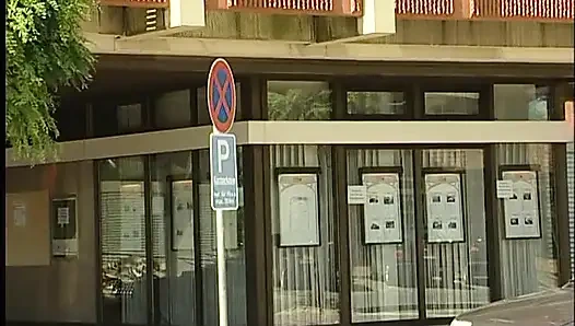 Büyük memeli kızıl saçlı genç kız açık havada elbisesini kaldırıyor