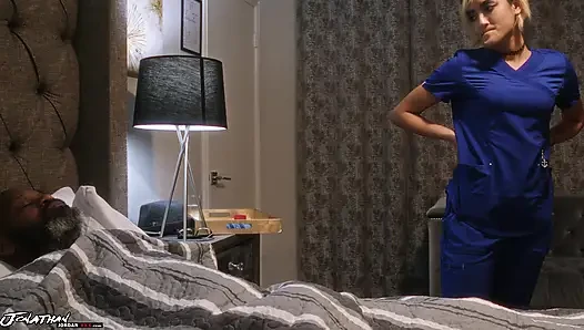 Azgın hemşire edepsiz yaşlı adamla sikişiyor