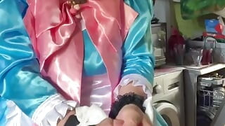 Dalam pakaian pembantu rumah biru dengan mangkuk merah jambu untuk melakukan dobi.