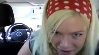 Une blonde excitée dans la voiture