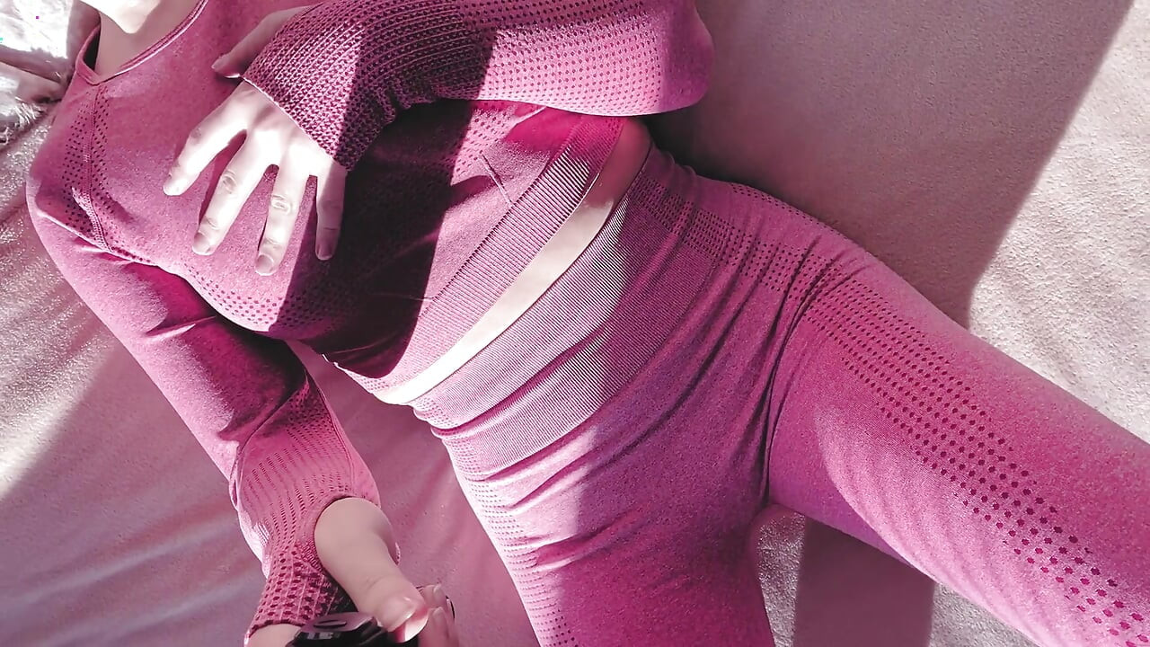 多汁美女穿著運動緊身褲，猛撸濕潤的騷穴