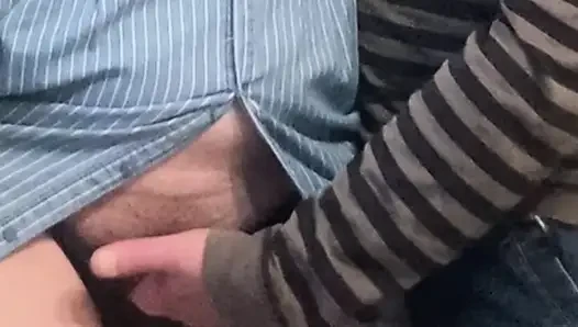 Cewek hot ini ngebiarkan aku ngusap memeknya yang berbulu
