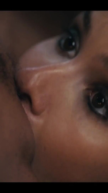 Cosplay lezbejski vampirski seks - Bdsm kožne devojke u lezdom sub dom igraju sesiju jedenja pički | Klip 2