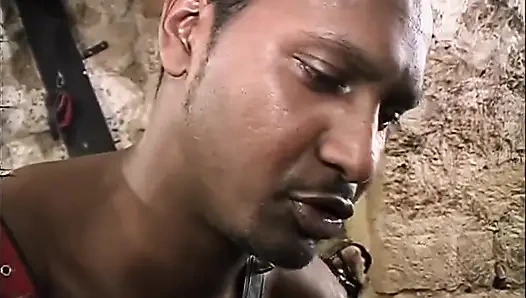 Reifes ebenholz-schätzchen weit gedehnt, von pulsierendem bbc in Latex