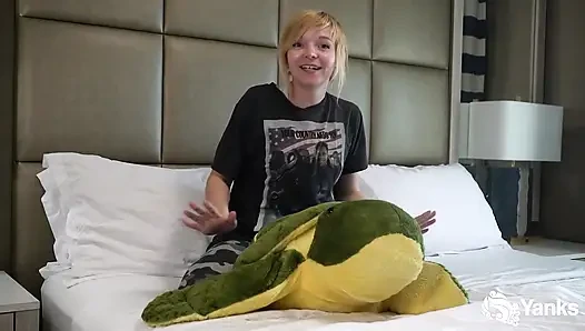 Alexa Crush, Expertin Für Kissenhüpfen