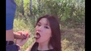 Азиатская девушка обожает сзади в лесу