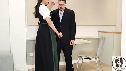 Носит традиционный австрийский Dirndl, она ему