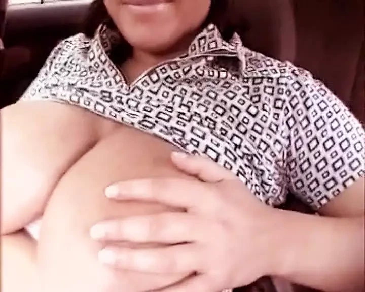 Awek Jerman yang hebat dapat pancutan pada buah dada besarnya selepas melompat pada zakar yang keras