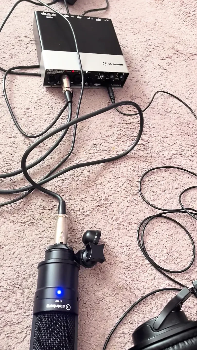 How do I connect a sound card with a microphone to my phone?