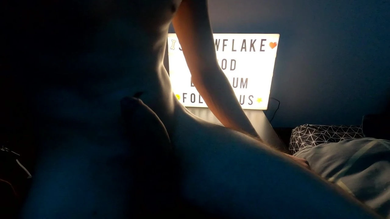 Snauwflake变得赤身裸体并抽插他巨大的未割包皮的鸡巴