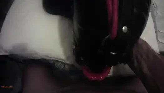 Laura diikat dan berkerudung dengan mulut terbuka tersedak mulutnya dientot tenggorokannya selama 15 menit