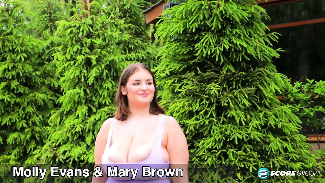 和天然女郎Mary Brown和Molly在泳池边的一天
