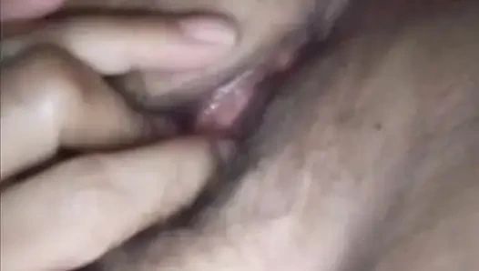 Video call kemarin ke pantat istriku, memek be basahnya sempit dan berbulu aku suka banget