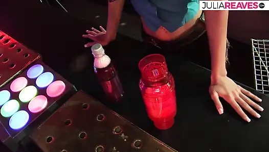 Büyük memeli hatun göğüslerini siktiriyor ve sonra yarağa binip boşalma