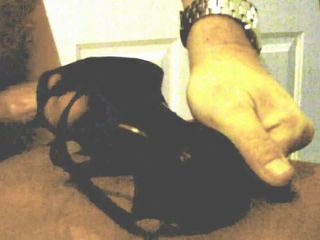 Sandales à plate-forme noires d'une fille pour me détendre.