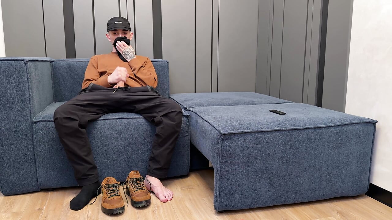 Der typ wichst und schnüffelt an socken