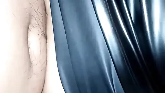Üvey üvey annem beni onu memnun etmek için odasına davet ediyor; Kocası işe gittiğinde.