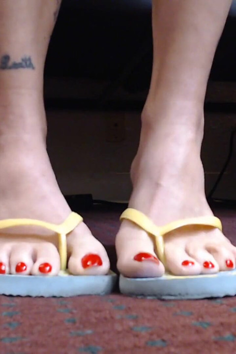 Masturbare de la picioare în prim-plan cu flipflops