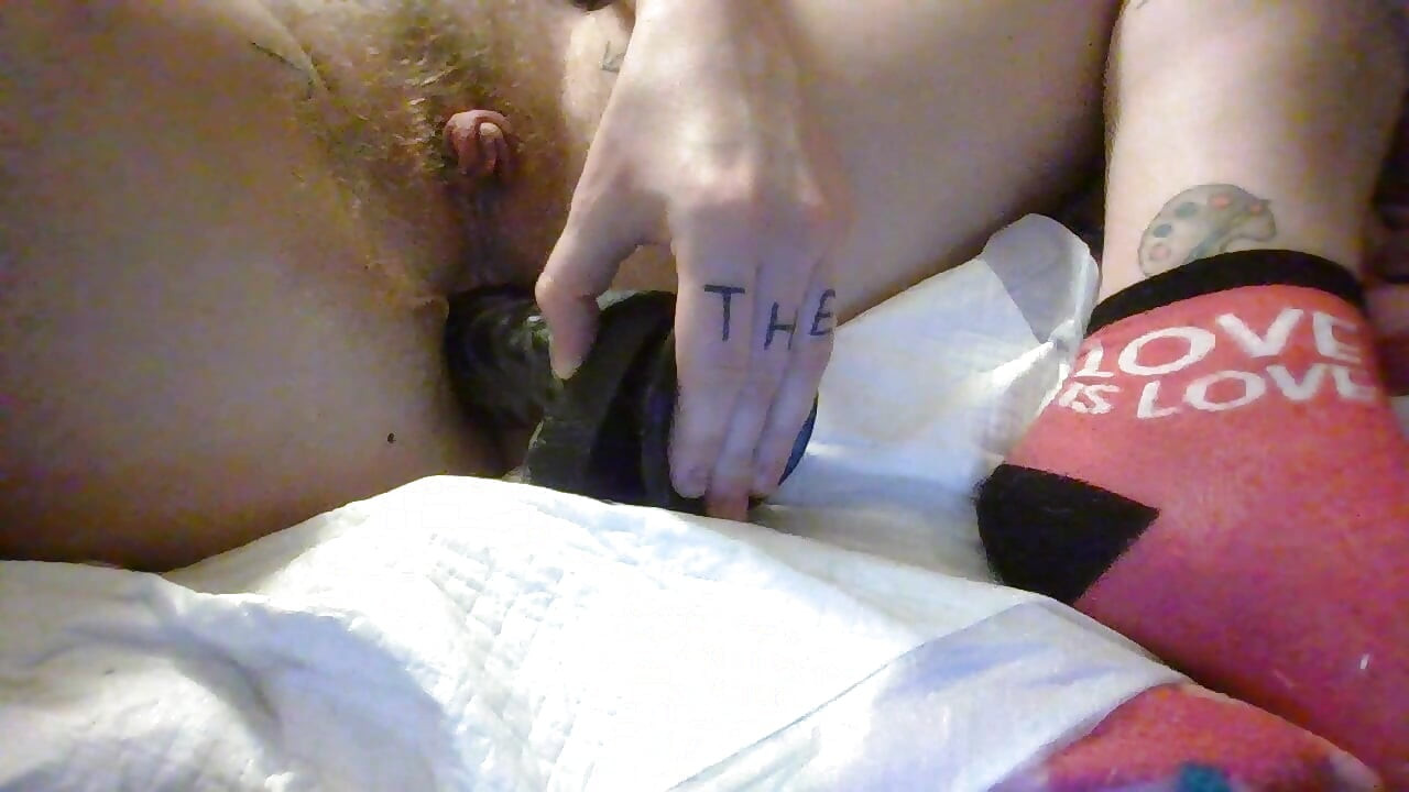 วิดีโอคลิปสั้นสาวข้ามเพศ FTM ช่วยตัวเองเดี่ยวของเล่นทางเพศโดย Badwolf Badass