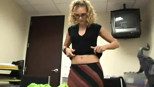 Сексуальная миниатюрная девушка-блондинка трахается в киску, сосет большой член