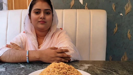 Я ходила вместе с подругой. Я накормил ее Kachchi Biryani и взял домой и трахнул ее для развлечения Part_01 (Full Bangla Voice)