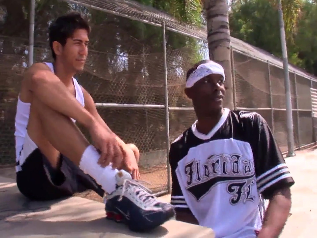 ホットなゲイが郊外に行って異人種の友人とセックスするのを楽しんでいます