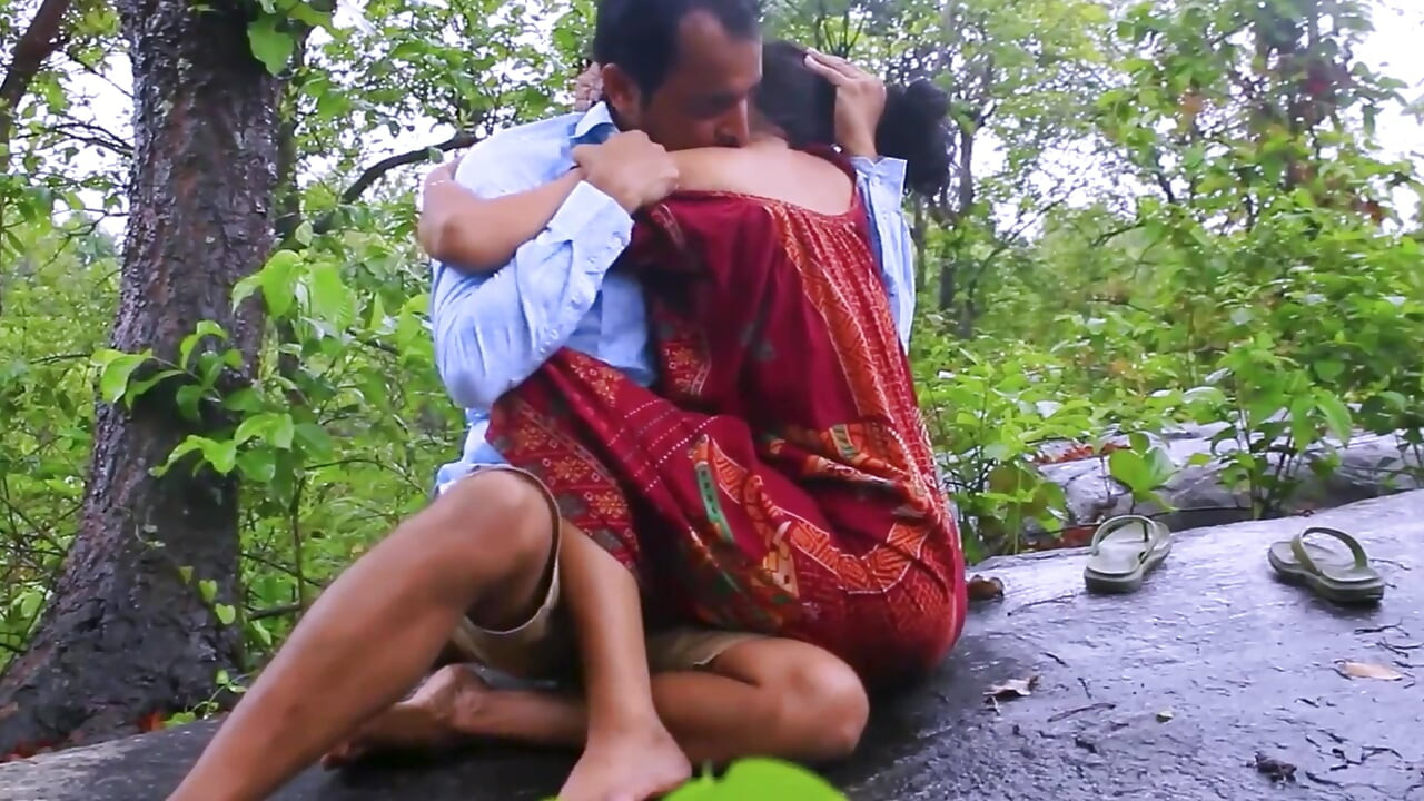 Jugosa india bengalí esposa follada duro en lluvia al aire libre