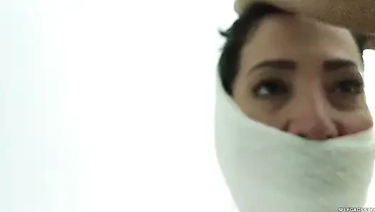 Tante seksi lesbian yang lagi asik mainin memeknya diikat sambil bugil, dicambuk, dan disumpal sama gadis remaja