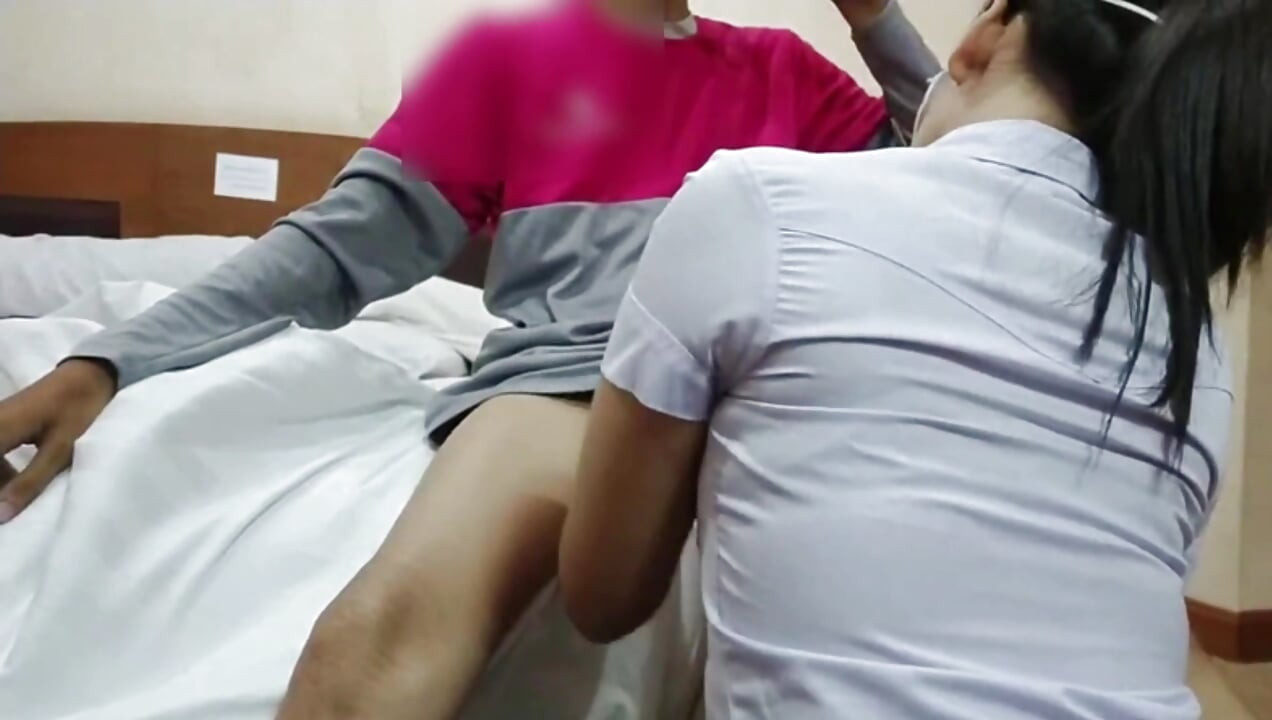 Food delivery: The food delivery person gets a tip for sucking cock