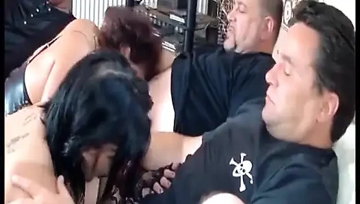 Sert! Dövmeli orospu yüzüne tüm boşalma yükünü alıyor! Azgın toplu seks!