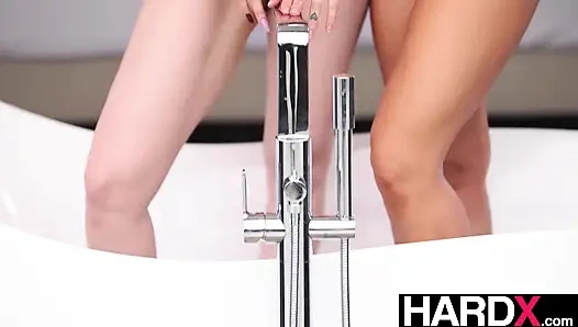 HARDX - поклонение киске милфы-на-милфы - Lexi Luna и Melissa Stratton пойти вниз друг на друга