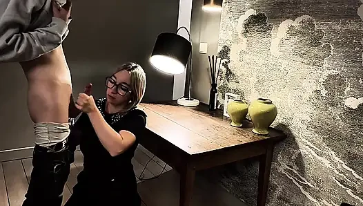Giuliana wird brutal auf dem Schreibtisch eines Herrenhauses entführt