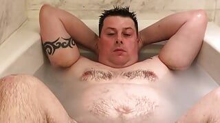 Большой пухлый мужик в ванне