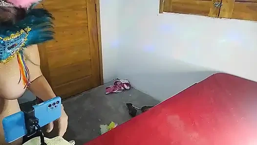 Büyük memeli kızının erkek arkadaşını çalıyor