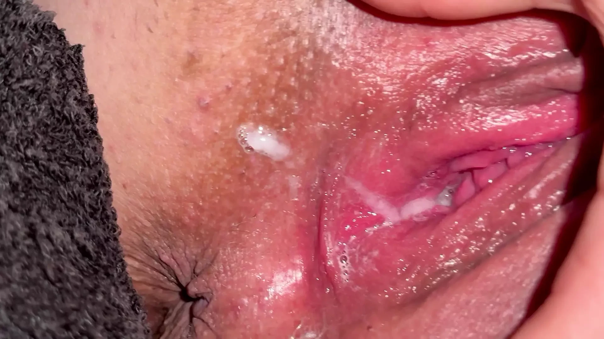 La vicina di porno amatoriale tedesco sorpreso a masturbarsi e immediatamente dà una mano. Con un vero squirt