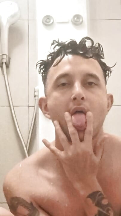 Un duș bun cine vrea să mi se alăture și să mă pulverizeze cu spermă? Anusul meu este fierbinte, îmi place cel dulce